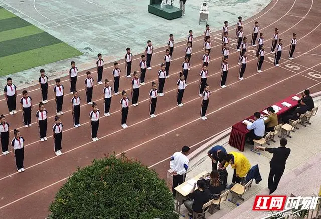 体操七彩阳光动作分解_学生体操七彩阳光比赛_体操七彩阳光比赛学生视频